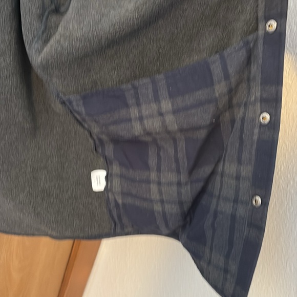 Navy Plaid Snap Shirt
Fleece lined
Two breast pockets
Two inner pockets - Picture 4 of 5
